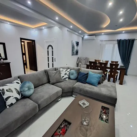 Luxury Apartment *